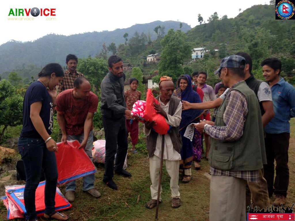 नेपाली वेब टी वी द्वारा संकलित राहत एअर वोइस रेडियो द्वारा सिन्धुलीमा वितरण