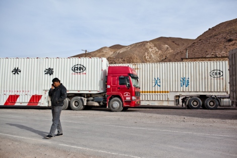 Chinese_Trucks_at_China- border_-_EDM_November_7__2012